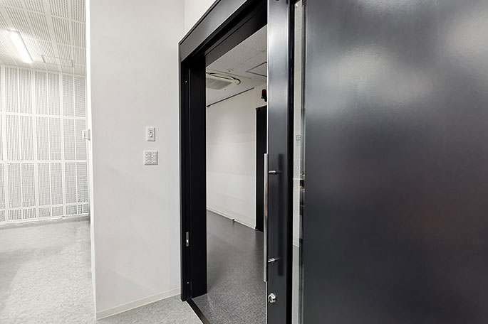 室内の大気圧変化を最小限に抑える重量引戸の扉